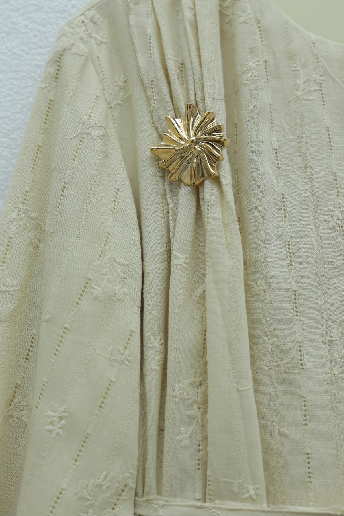 Önü Çift Kat Belden Bağlamalı Broşlu Astarlı Keten Elbise -Bej