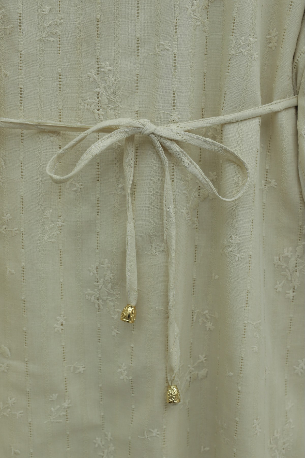 Önü Çift Kat Belden Bağlamalı Broşlu Astarlı Keten Elbise -Bej