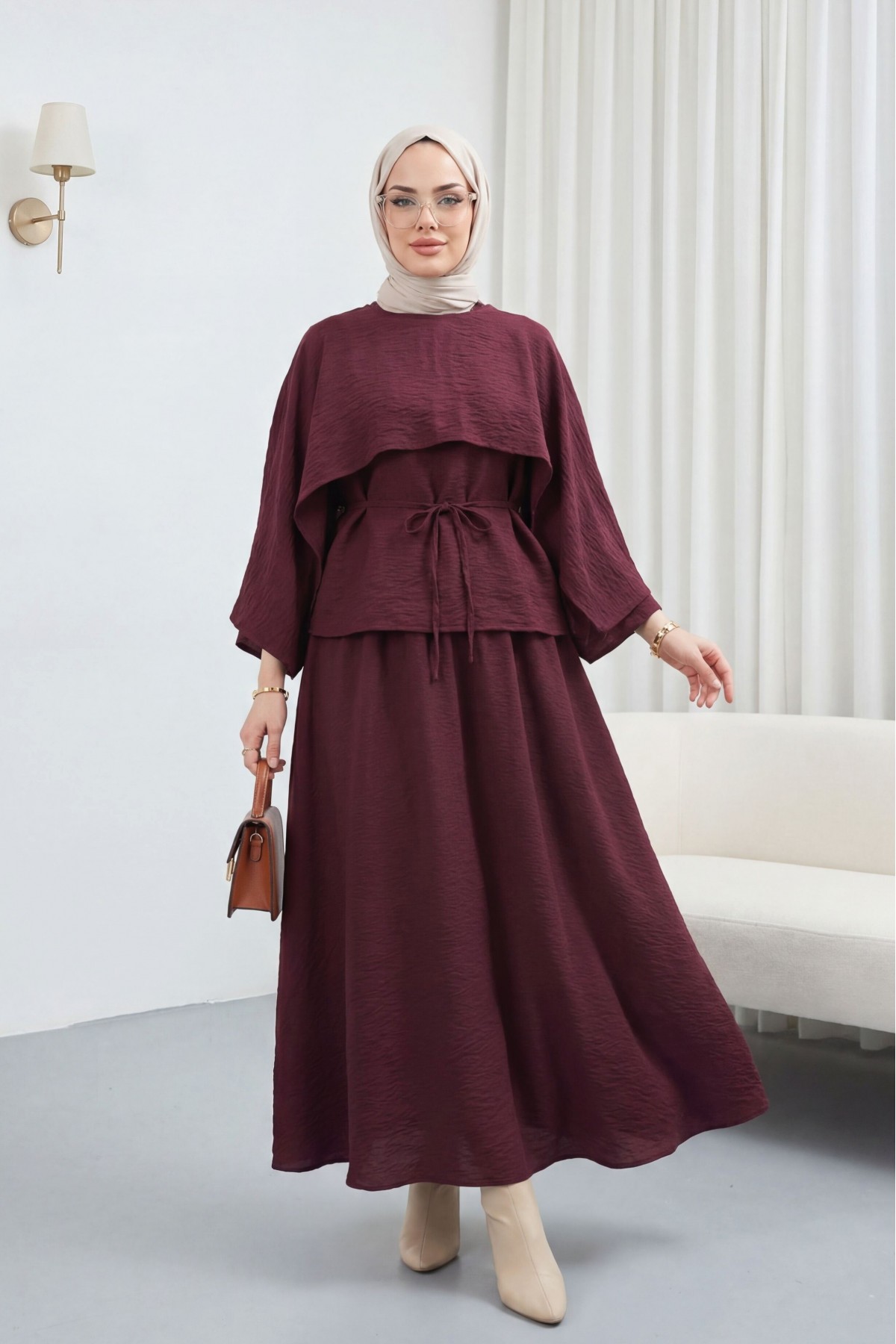 بدلة كوبرا بتفاصيل الكاب والتنورة ذات الحزام -لون الخوخ