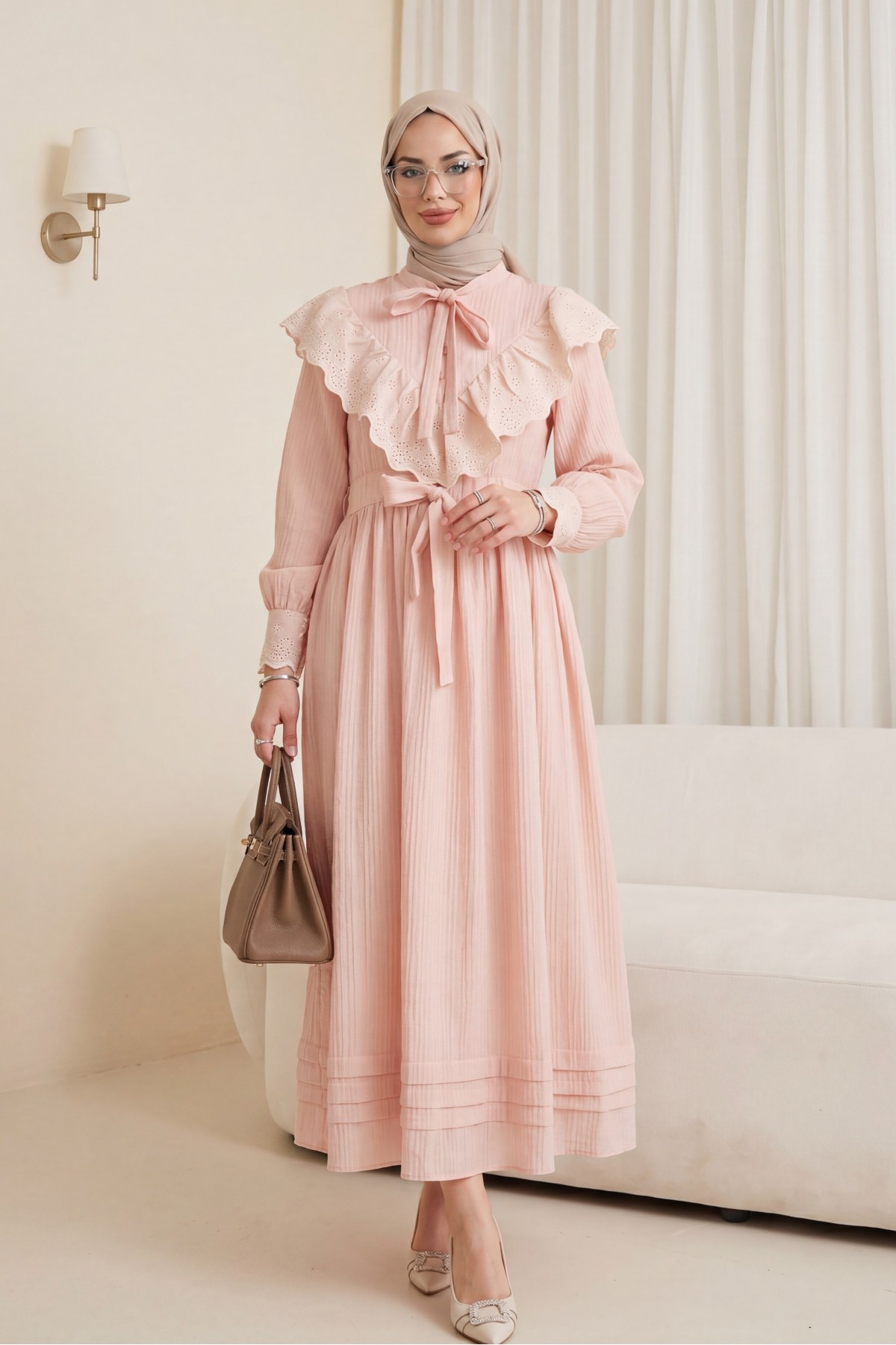 فستان مبطّن ومجعد بتفاصيل من الدانتيل عند خط العنق والخصر. -بودرة