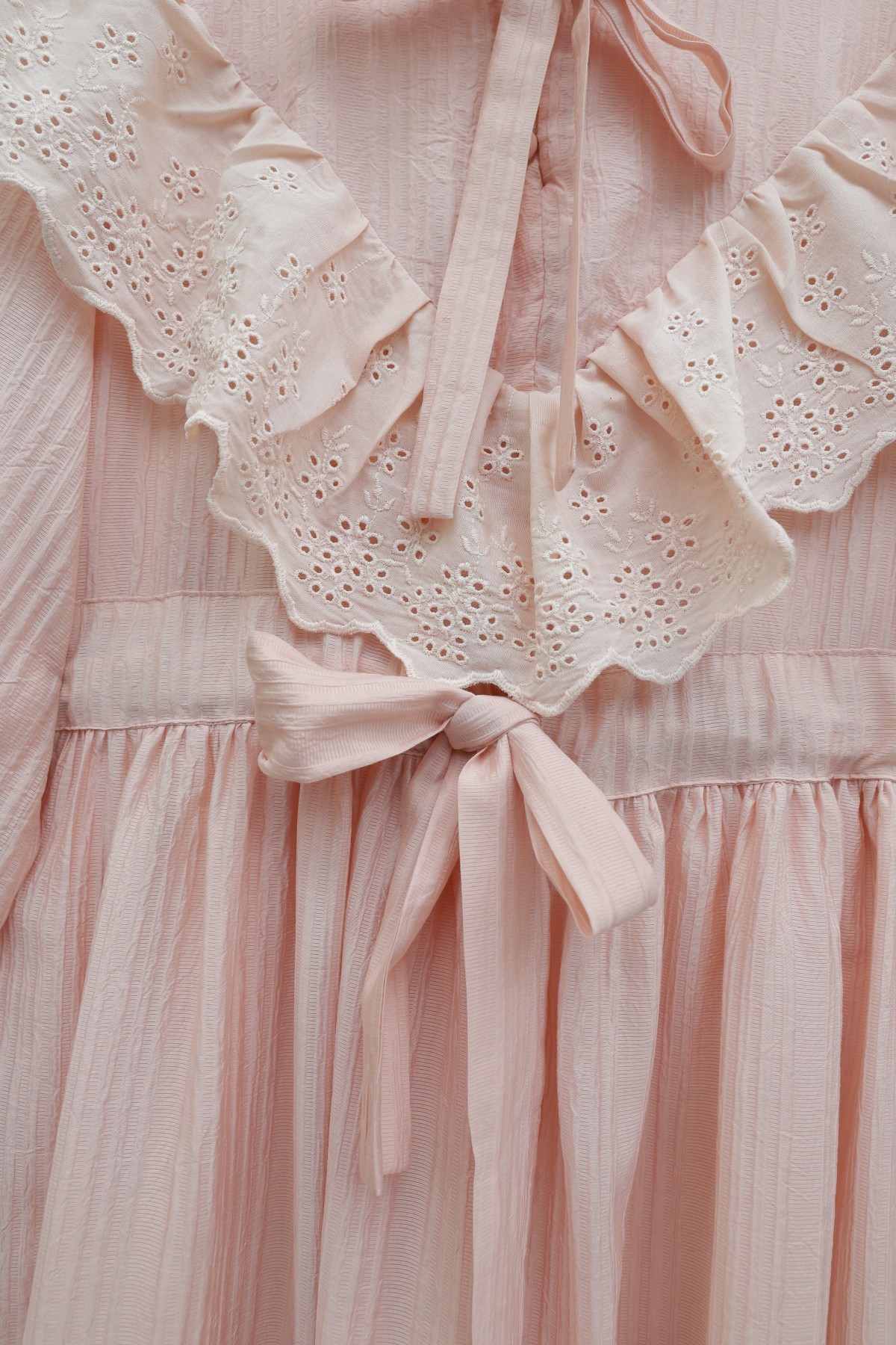 فستان مبطّن ومجعد بتفاصيل من الدانتيل عند خط العنق والخصر. -بودرة