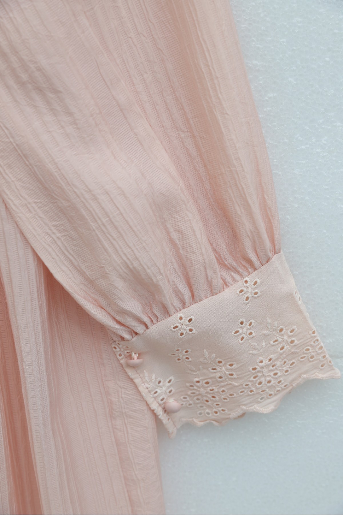 فستان مبطّن ومجعد بتفاصيل من الدانتيل عند خط العنق والخصر. -بودرة