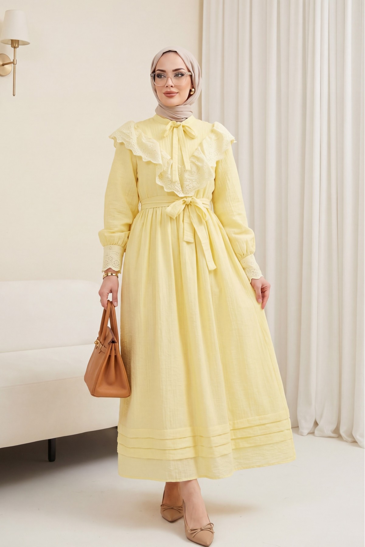فستان مبطّن ومجعد بتفاصيل من الدانتيل عند خط العنق والخصر. -أصفر