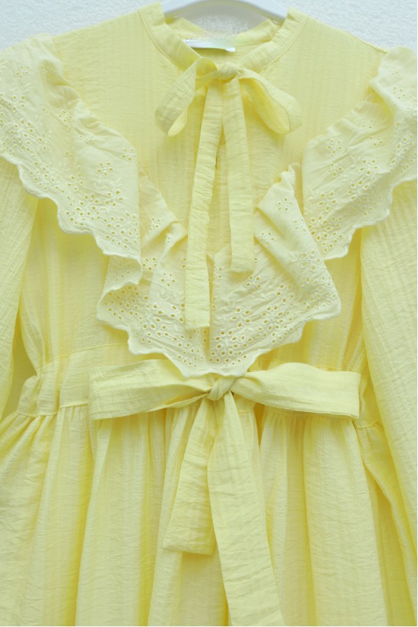 فستان مبطّن ومجعد بتفاصيل من الدانتيل عند خط العنق والخصر. -أصفر