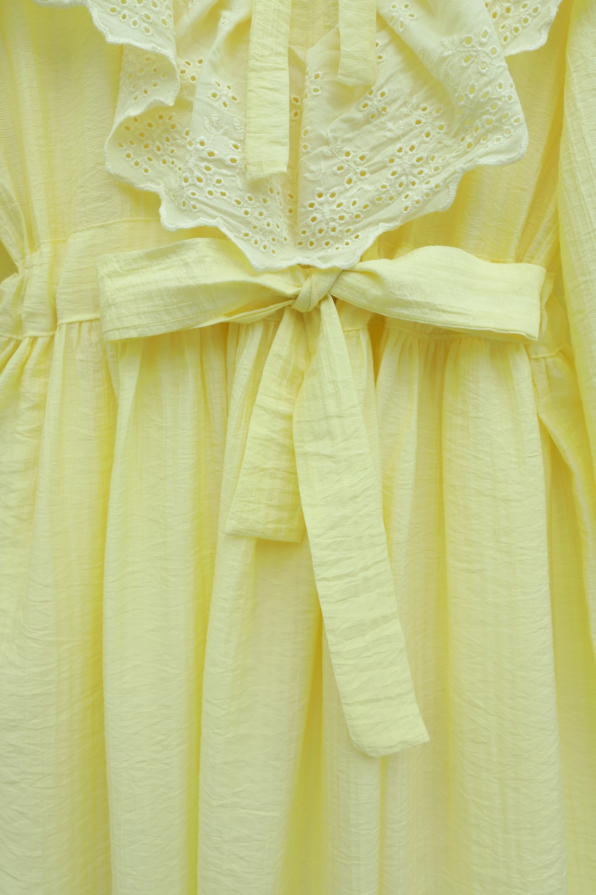 فستان مبطّن ومجعد بتفاصيل من الدانتيل عند خط العنق والخصر. -أصفر