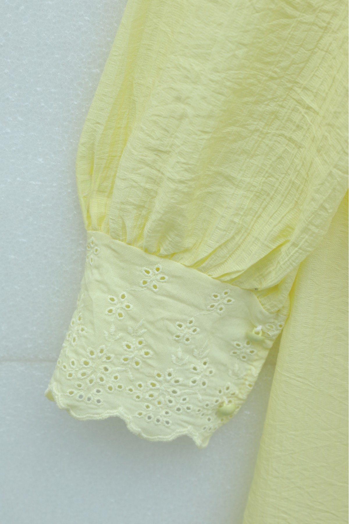 فستان مبطّن ومجعد بتفاصيل من الدانتيل عند خط العنق والخصر. -أصفر