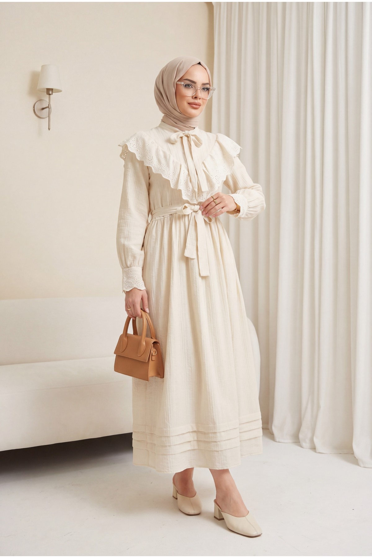 فستان مبطّن ومجعد بتفاصيل من الدانتيل عند خط العنق والخصر. -حجر