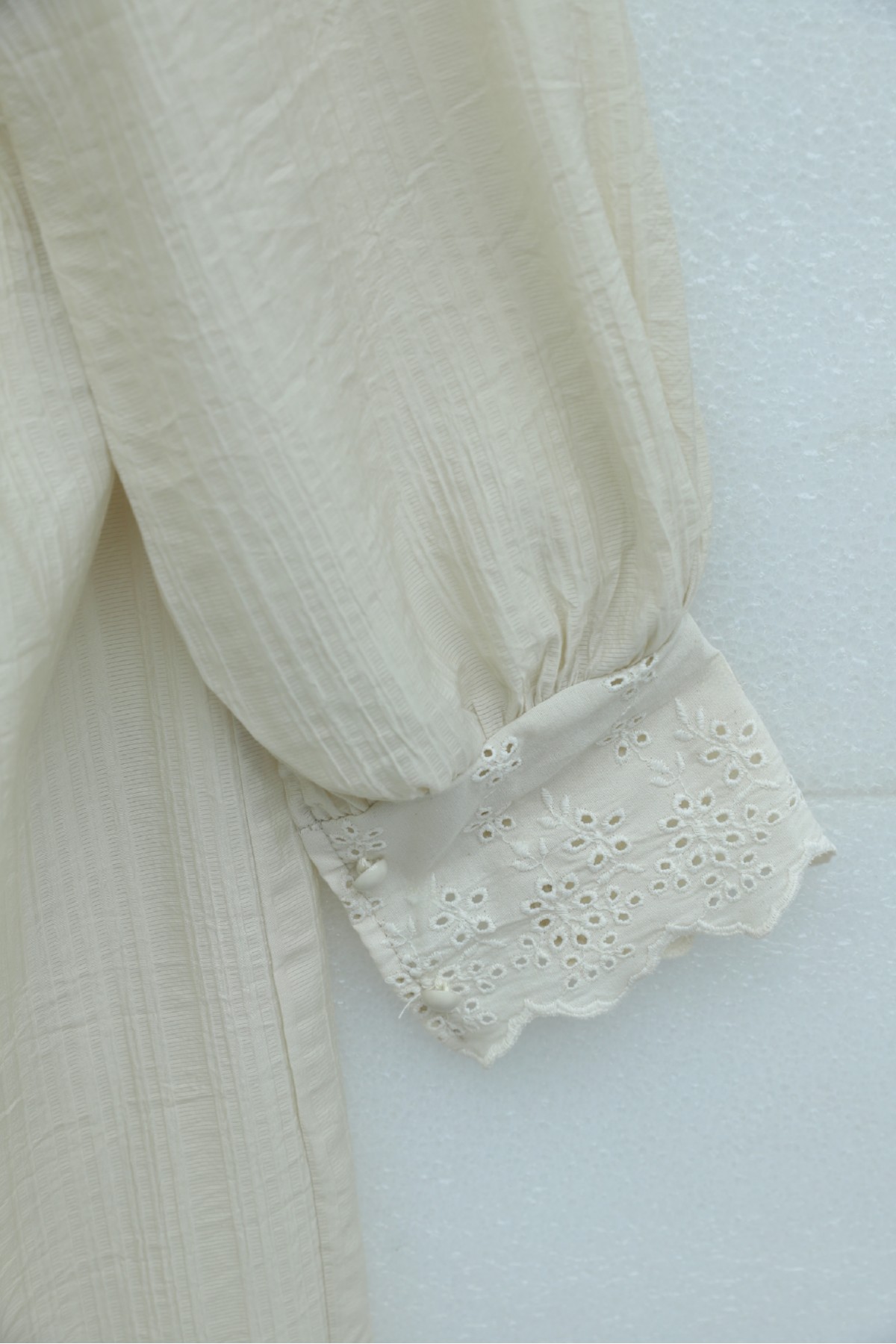 فستان مبطّن ومجعد بتفاصيل من الدانتيل عند خط العنق والخصر. -حجر