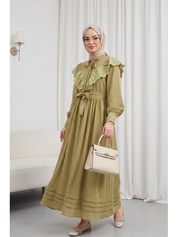 فستان مبطّن ومجعد بتفاصيل من الدانتيل عند خط العنق والخصر. -زيت أخضر