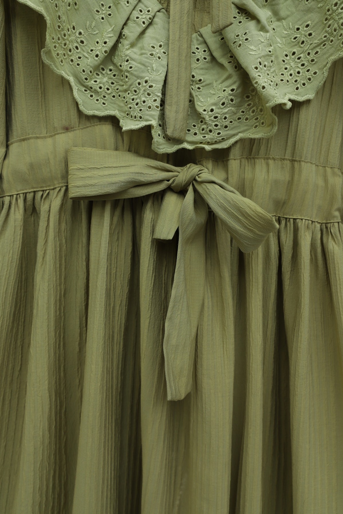 فستان مبطّن ومجعد بتفاصيل من الدانتيل عند خط العنق والخصر. -زيت أخضر
