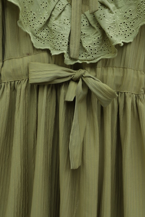 فستان مبطّن ومجعد بتفاصيل من الدانتيل عند خط العنق والخصر. -زيت أخضر
