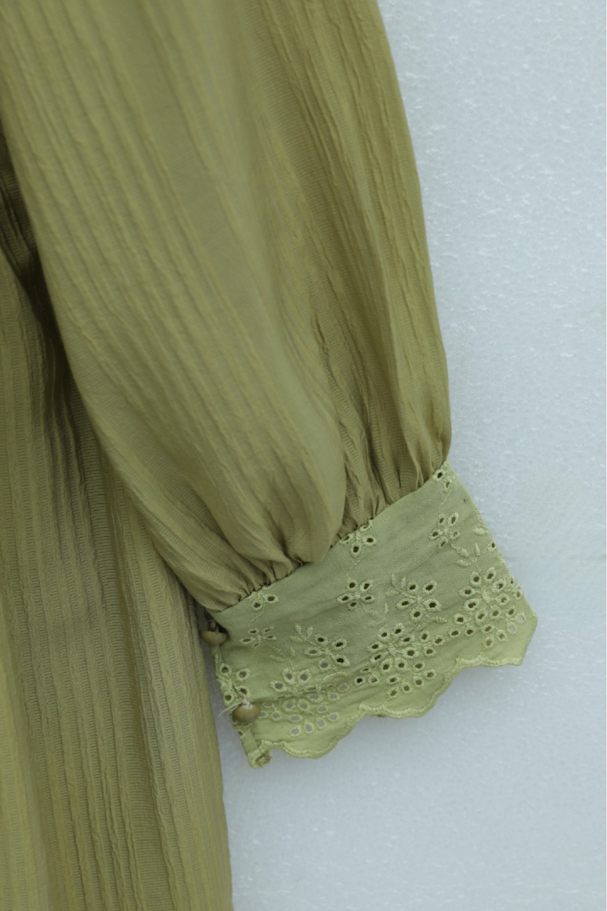 فستان مبطّن ومجعد بتفاصيل من الدانتيل عند خط العنق والخصر. -زيت أخضر