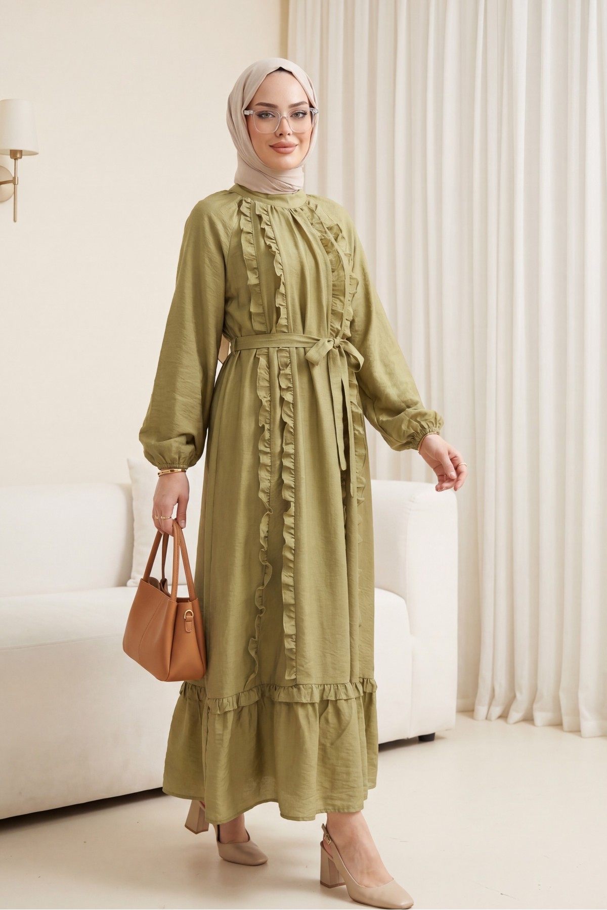 فستان كوبرا ذو تصميم مكشكش من الأمام، وحزام عند الخصر، وأكمام مطاطية، وبطانة. -زيت أخضر