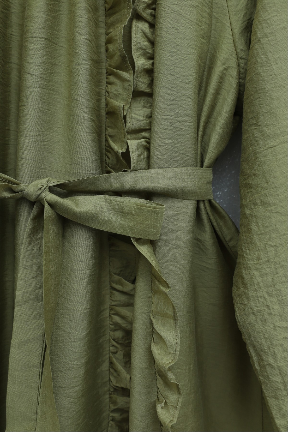 فستان كوبرا ذو تصميم مكشكش من الأمام، وحزام عند الخصر، وأكمام مطاطية، وبطانة. -زيت أخضر