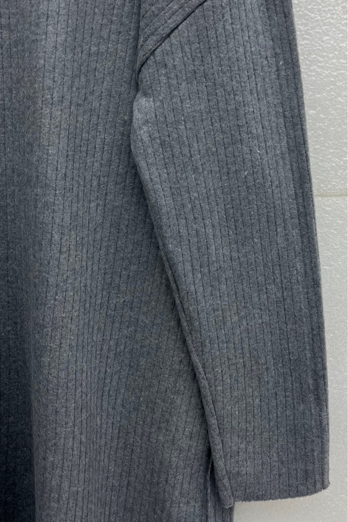 Ribbed Knit Set with Slit-Detail Crew-Neck Top and Trousers -Grey