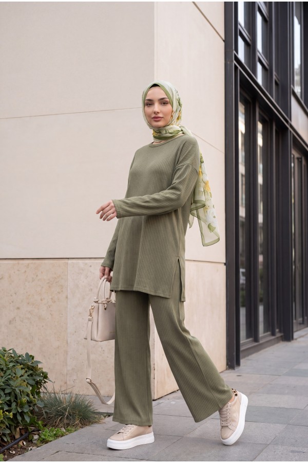 Ribbed Knit Set with Slit-Detail Crew-Neck Top and Trousers -Cagla Green