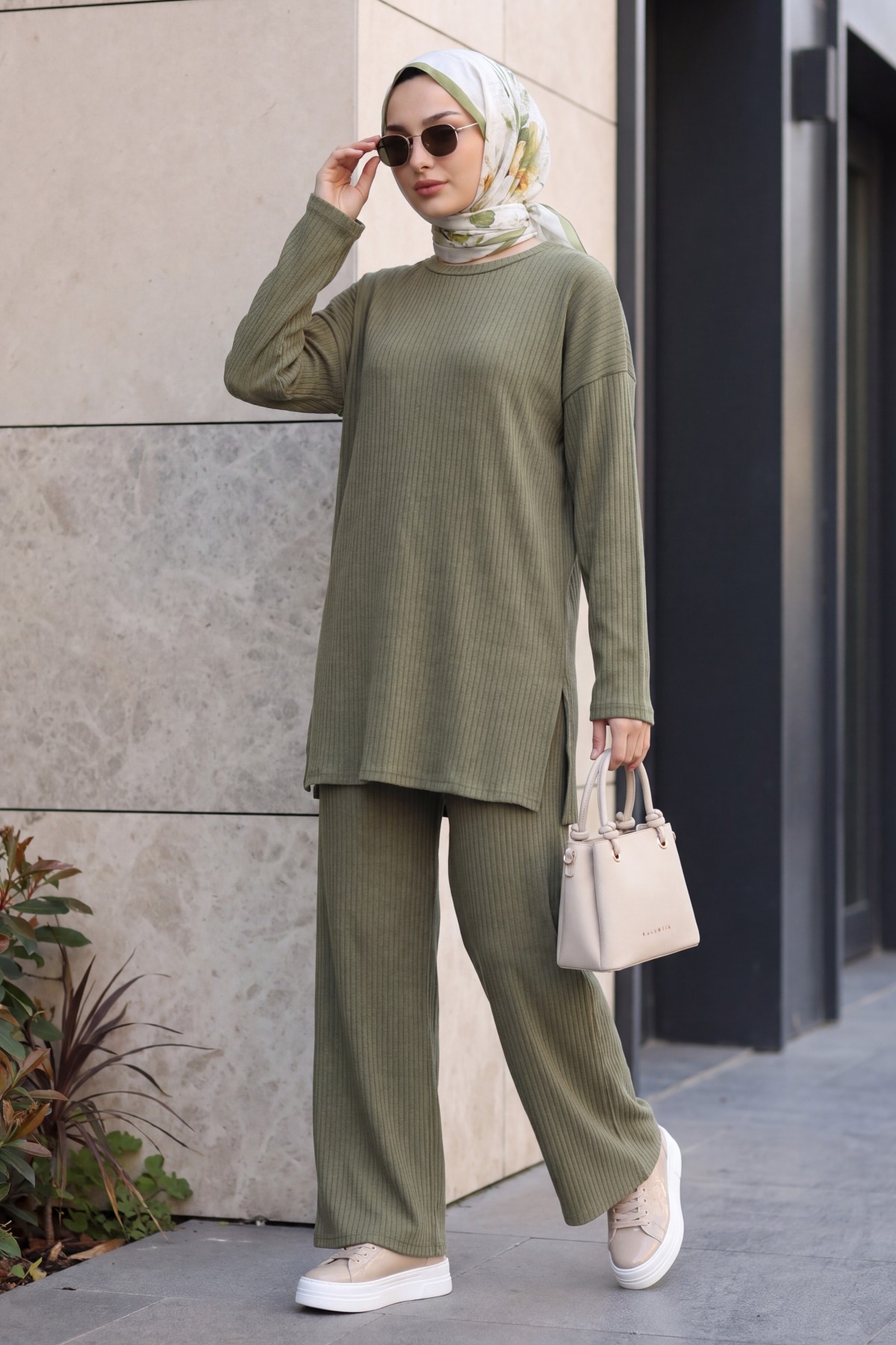 Ribbed Knit Set with Slit-Detail Crew-Neck Top and Trousers -Cagla Green