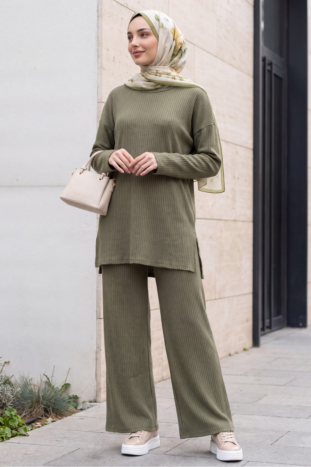 Ribbed Knit Set with Slit-Detail Crew-Neck Top and Trousers -Cagla Green