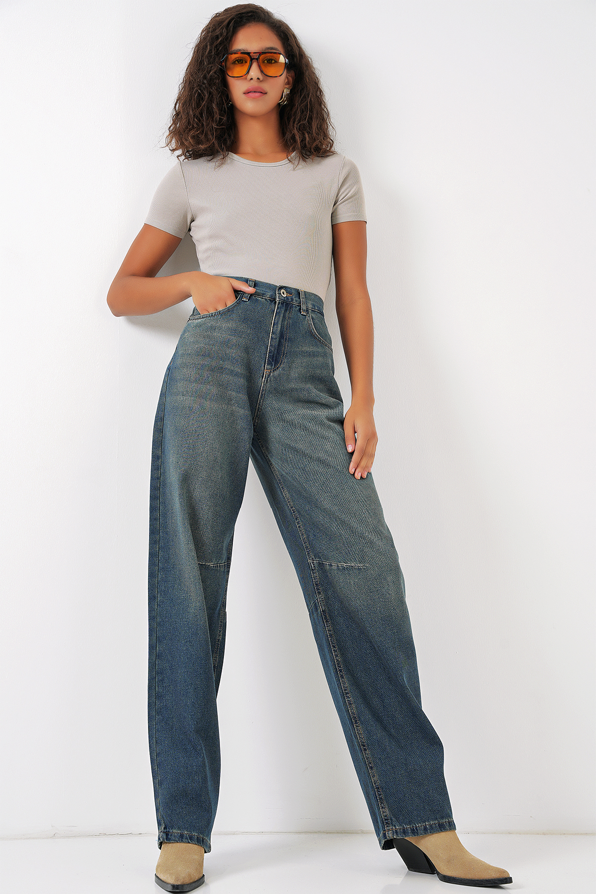6689 Women's High-Waisted Baggy Jeans 