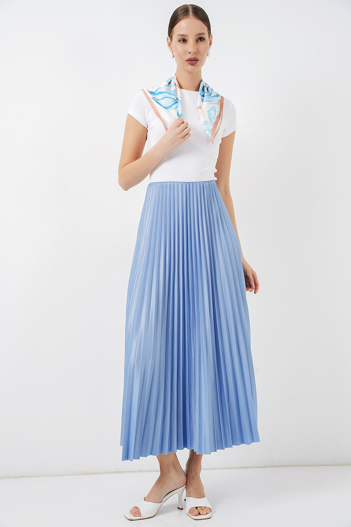 8009 تنورة مطوية بمظهر جلدي 