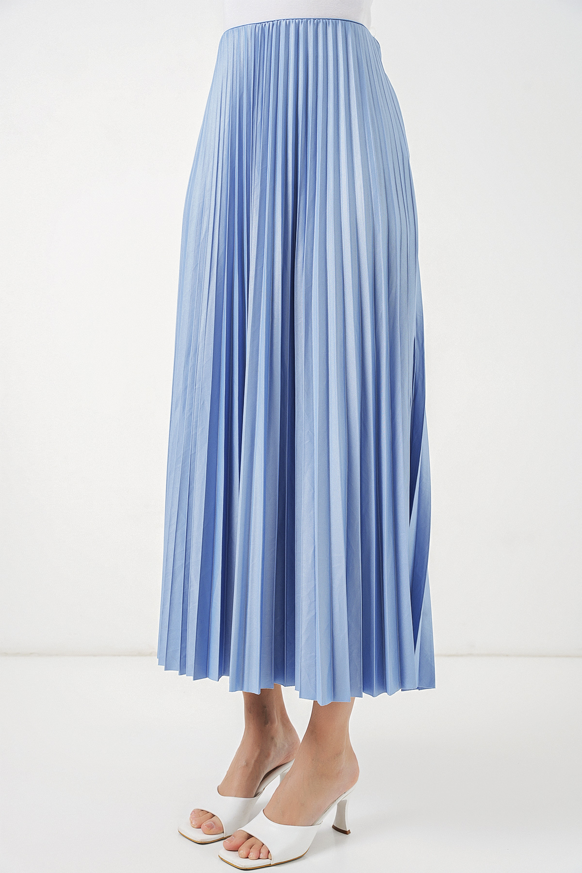 8009 تنورة مطوية بمظهر جلدي 