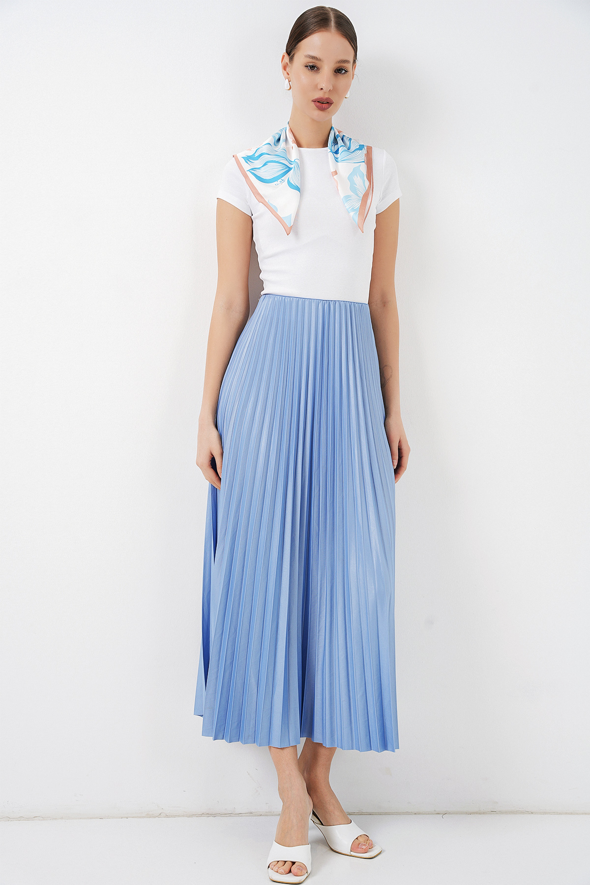 8009 تنورة مطوية بمظهر جلدي 