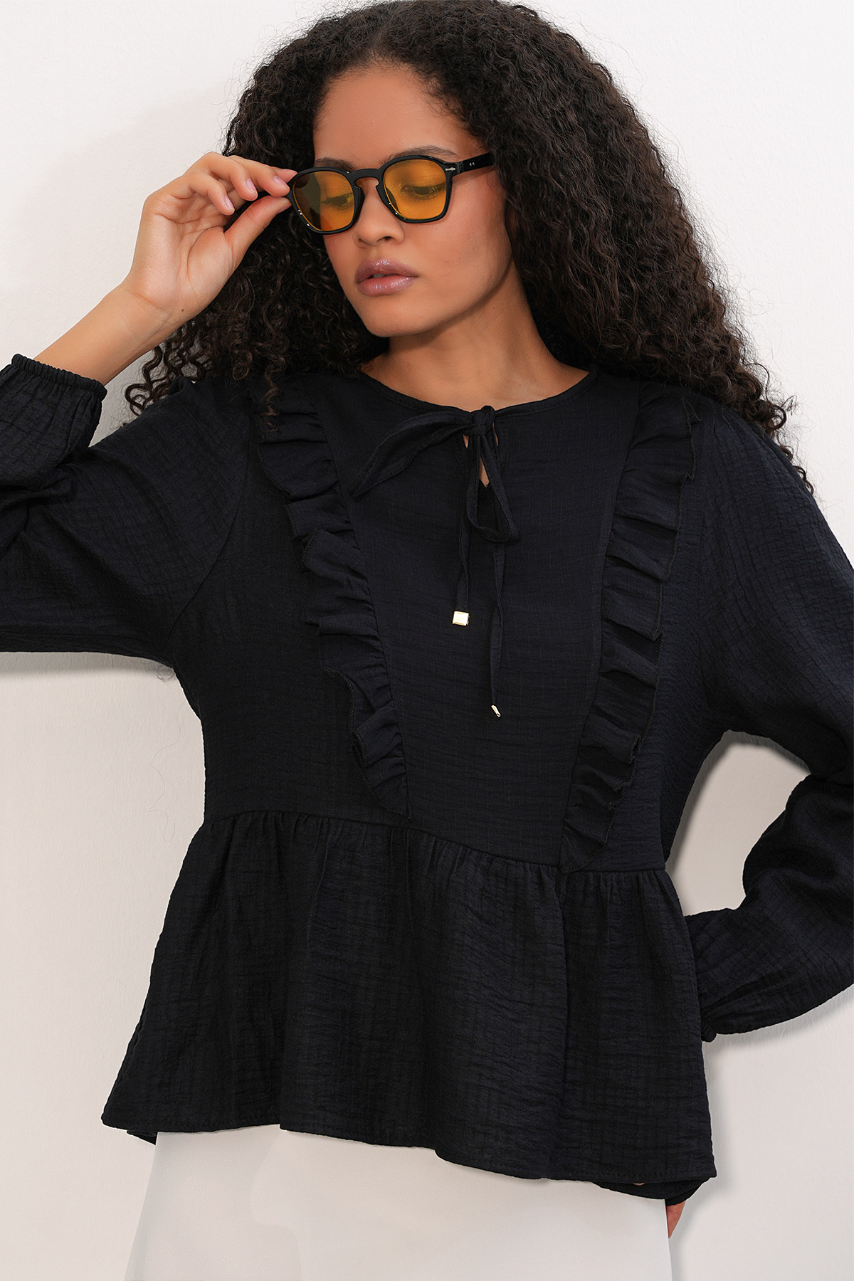 Women's Ruffled Lace-Up Blouse 999 