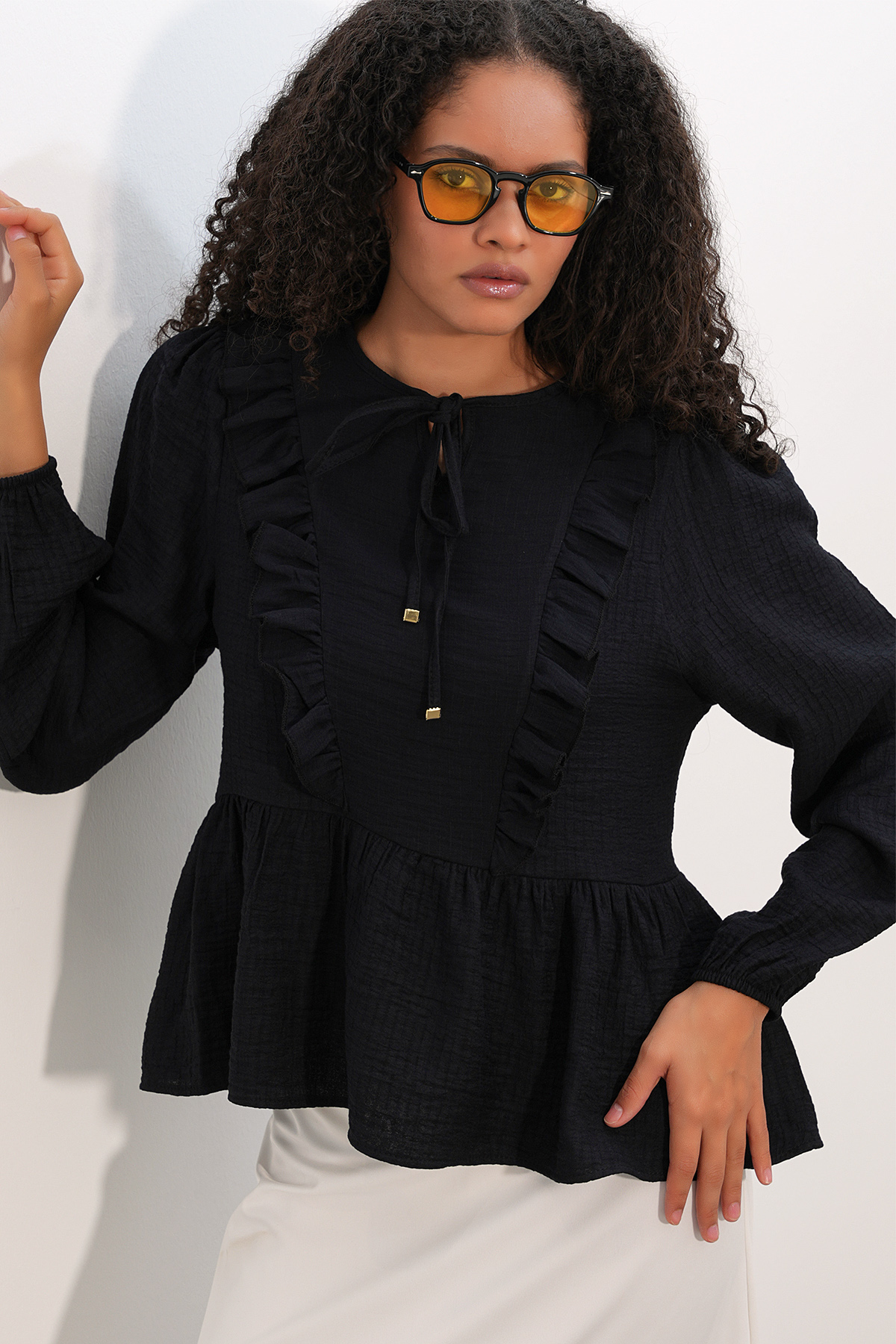 Women's Ruffled Lace-Up Blouse 999 