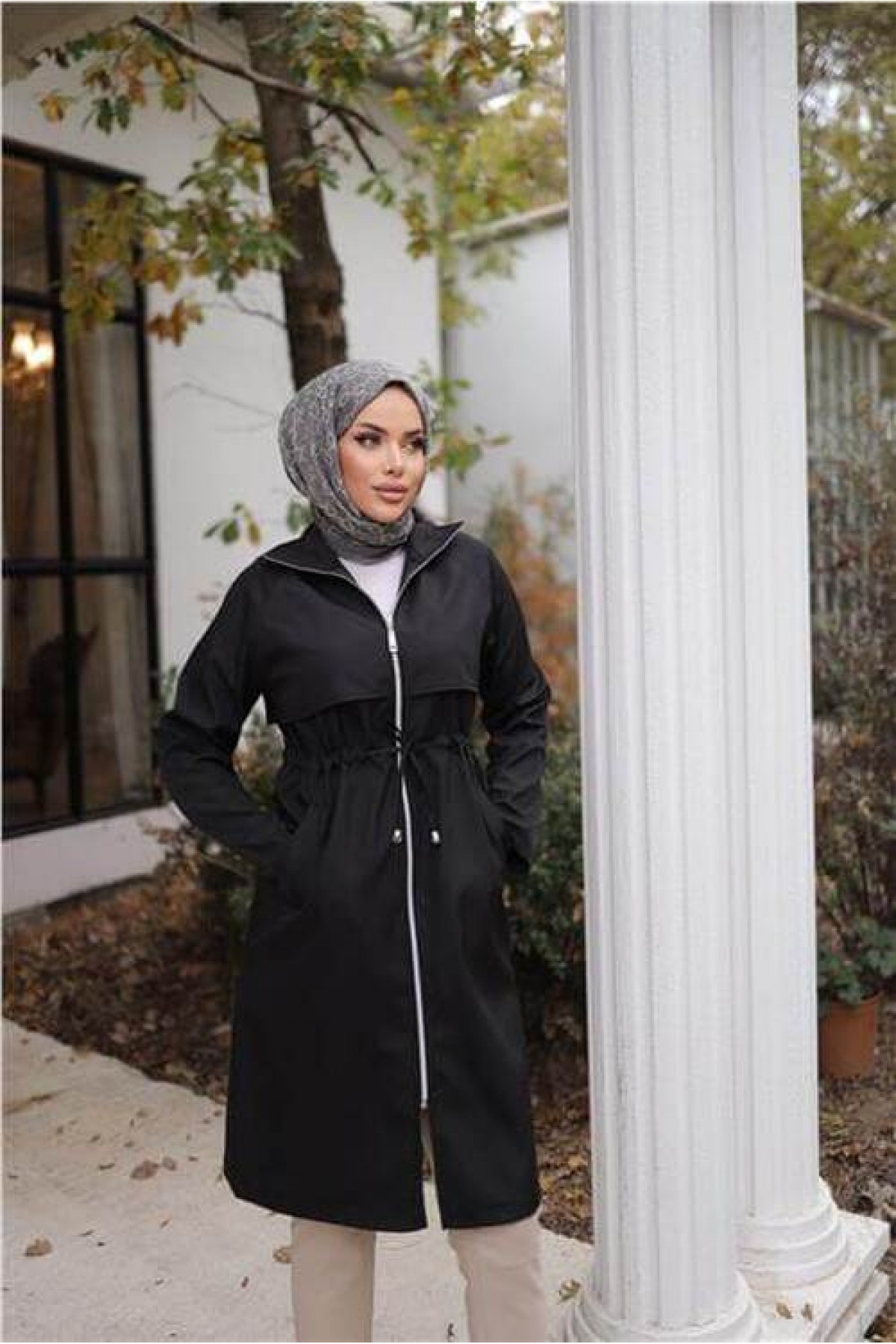 معطف طويل مزود بسحاب أمامي، وجيبين جانبيين، ورباط عند الخصر.