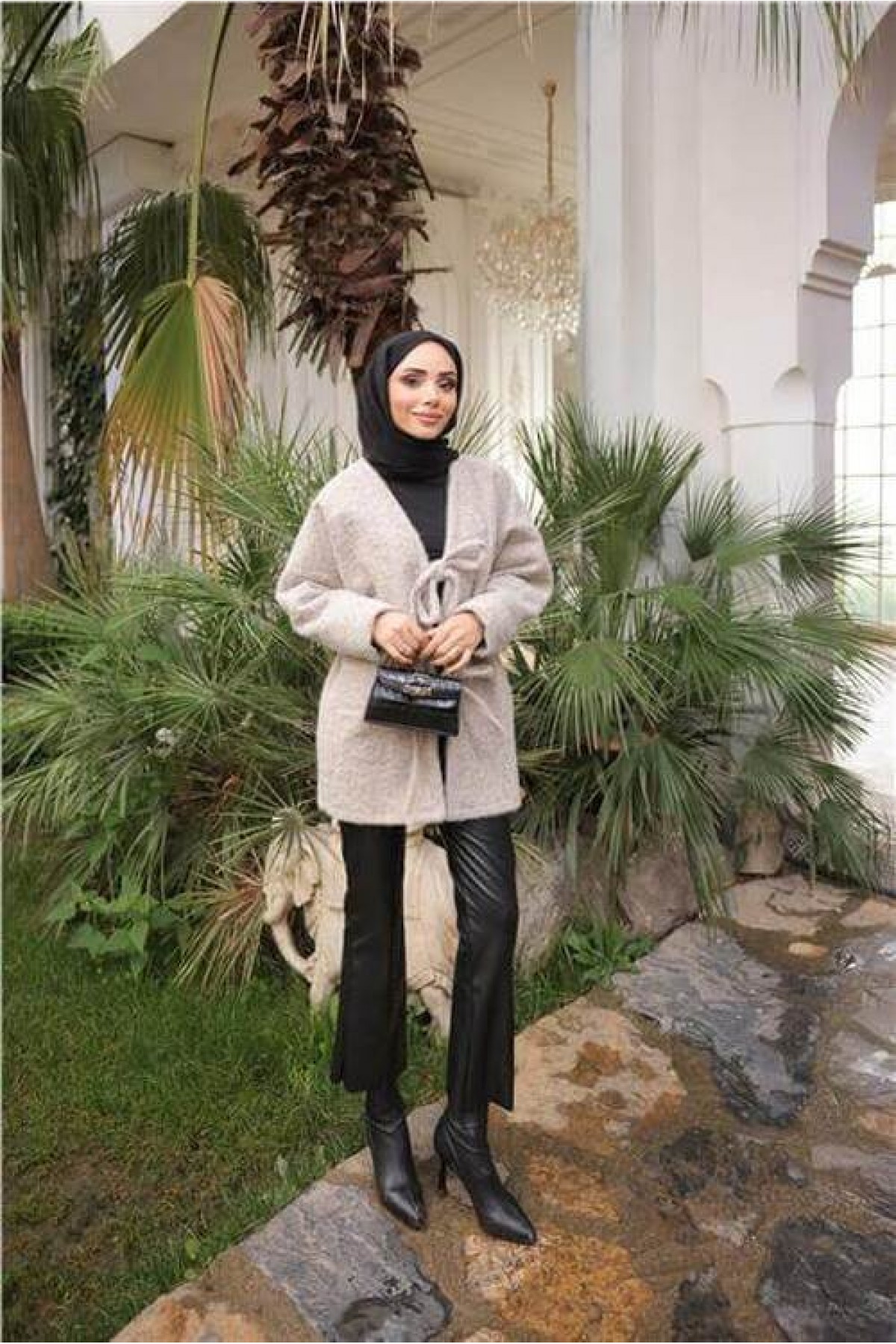 جاكيت صوف قصير بياقة على شكل حرف V مع تفاصيل من الدانتيل