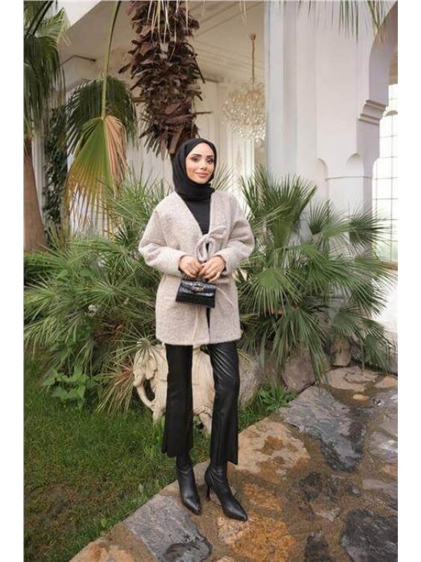 جاكيت صوف قصير بياقة على شكل حرف V مع تفاصيل من الدانتيل