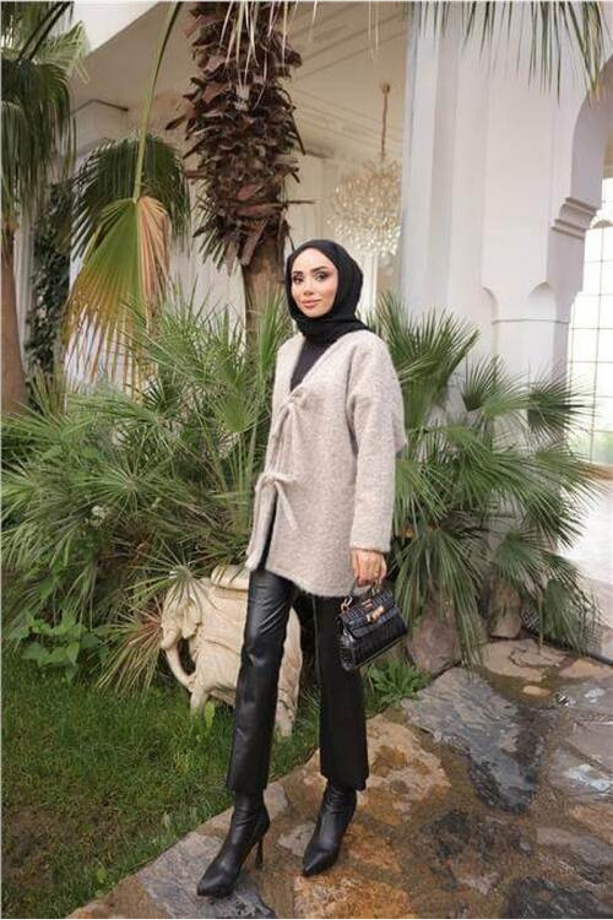 جاكيت صوف قصير بياقة على شكل حرف V مع تفاصيل من الدانتيل