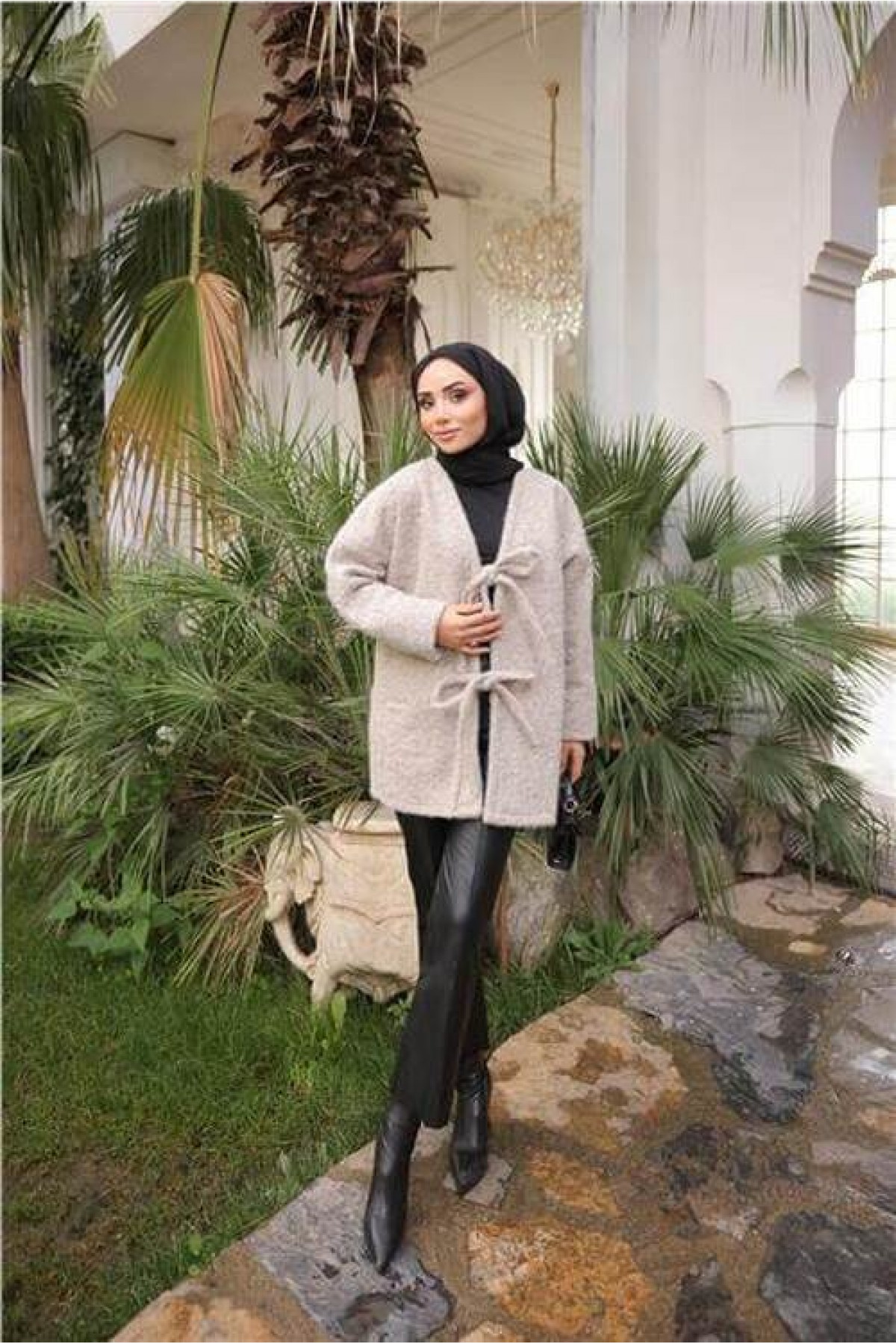 جاكيت صوف قصير بياقة على شكل حرف V مع تفاصيل من الدانتيل