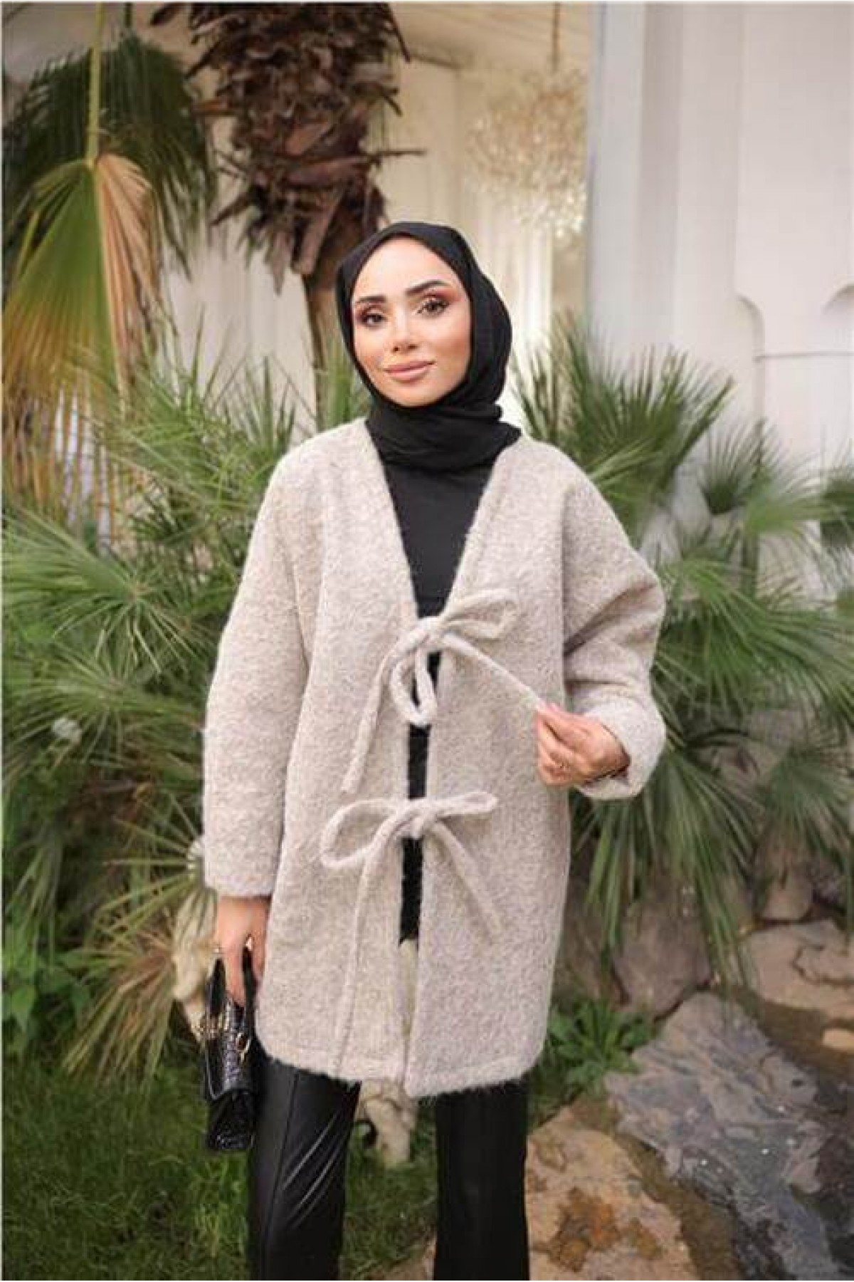 جاكيت صوف قصير بياقة على شكل حرف V مع تفاصيل من الدانتيل