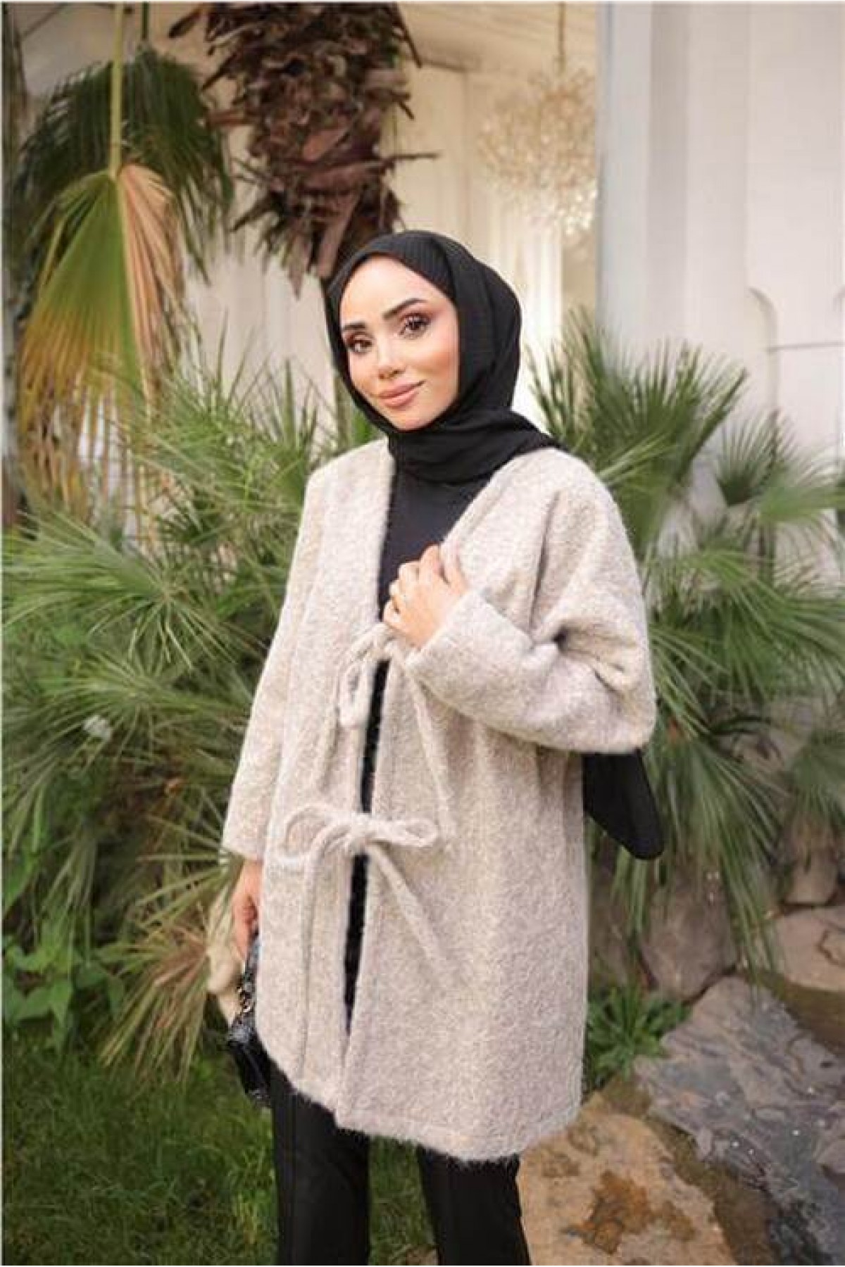 جاكيت صوف قصير بياقة على شكل حرف V مع تفاصيل من الدانتيل