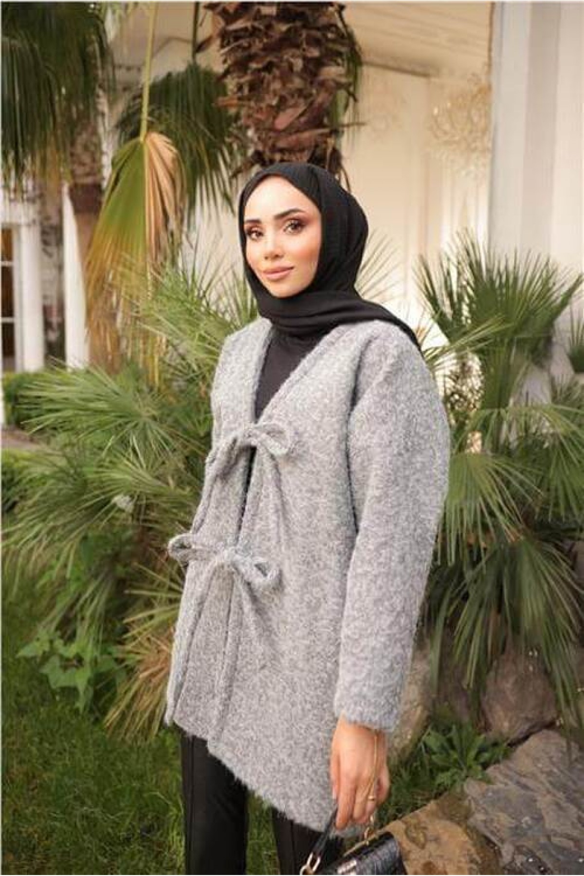 جاكيت صوف قصير بياقة على شكل حرف V مع تفاصيل من الدانتيل