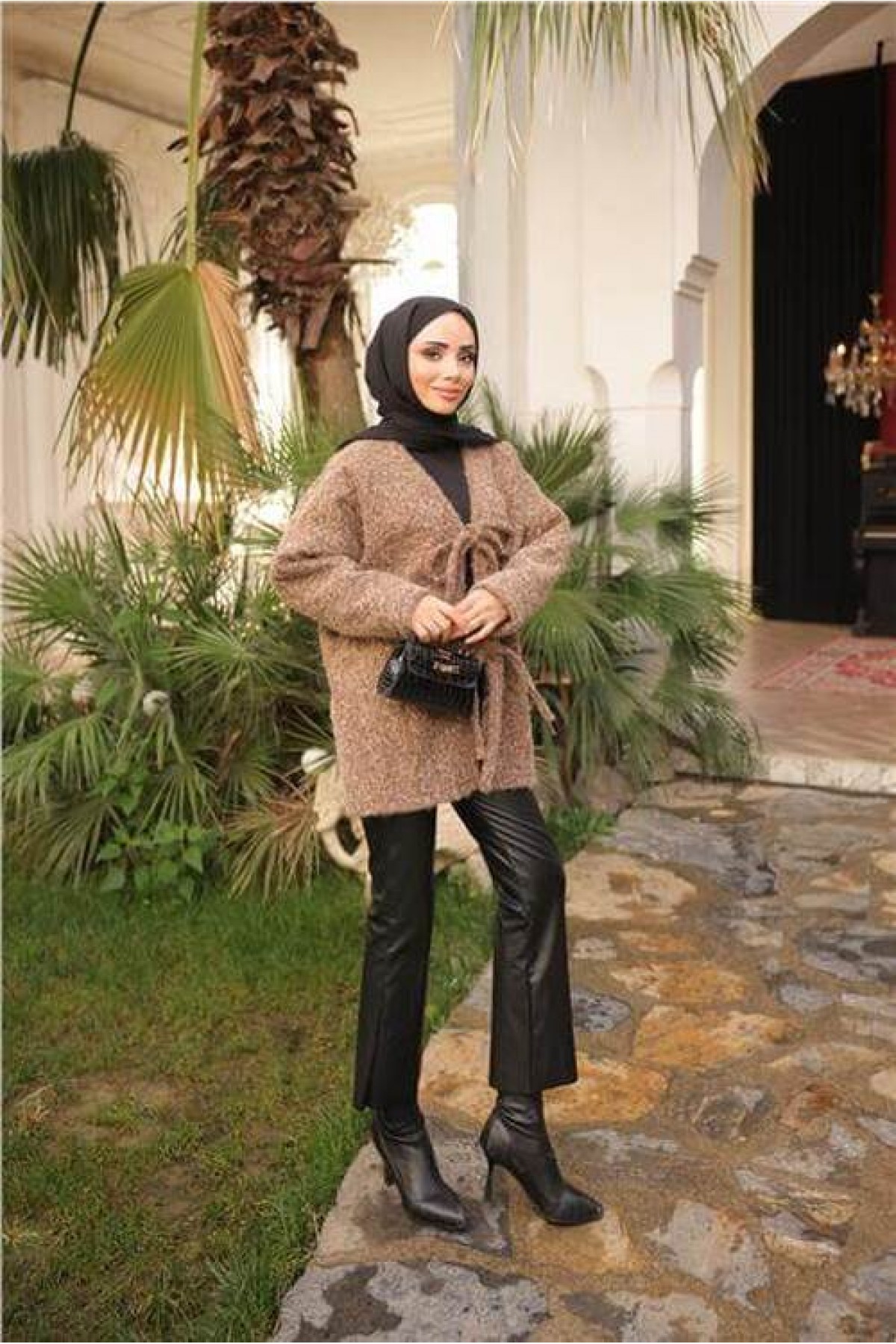 جاكيت صوف قصير بياقة على شكل حرف V مع تفاصيل من الدانتيل