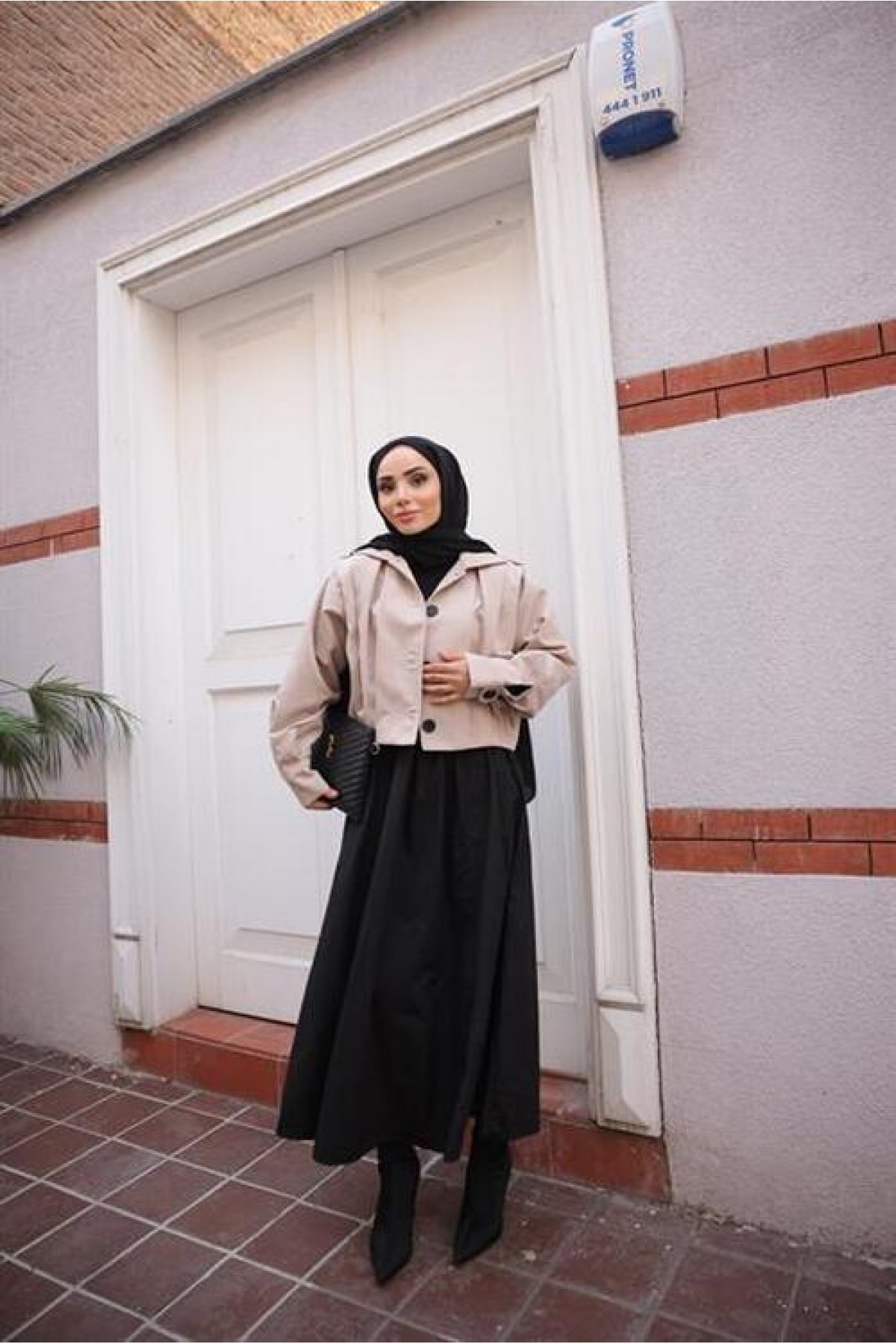 جاكيت بومبر قصير بأكمام واسعة وأزرار