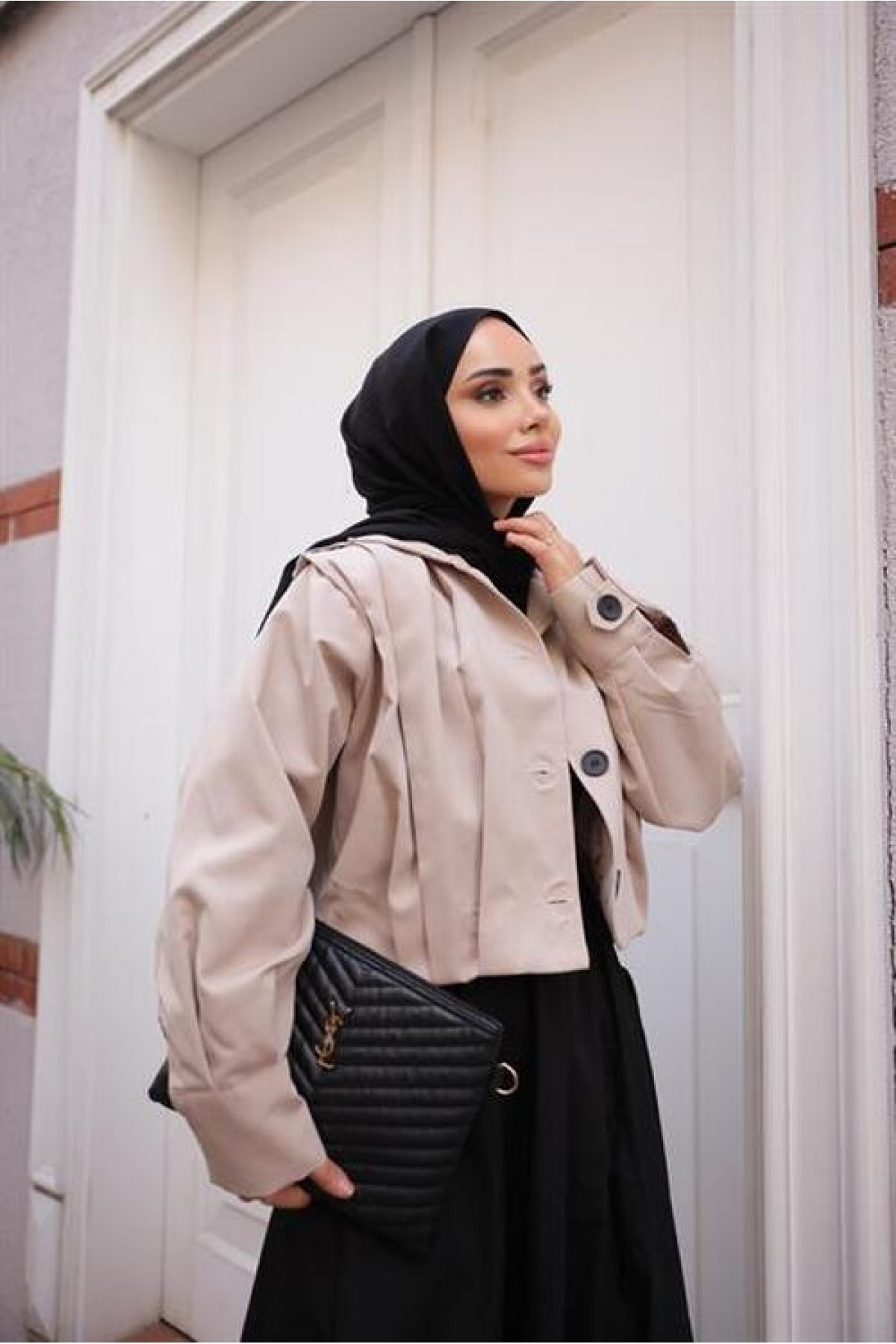 جاكيت بومبر قصير بأكمام واسعة وأزرار