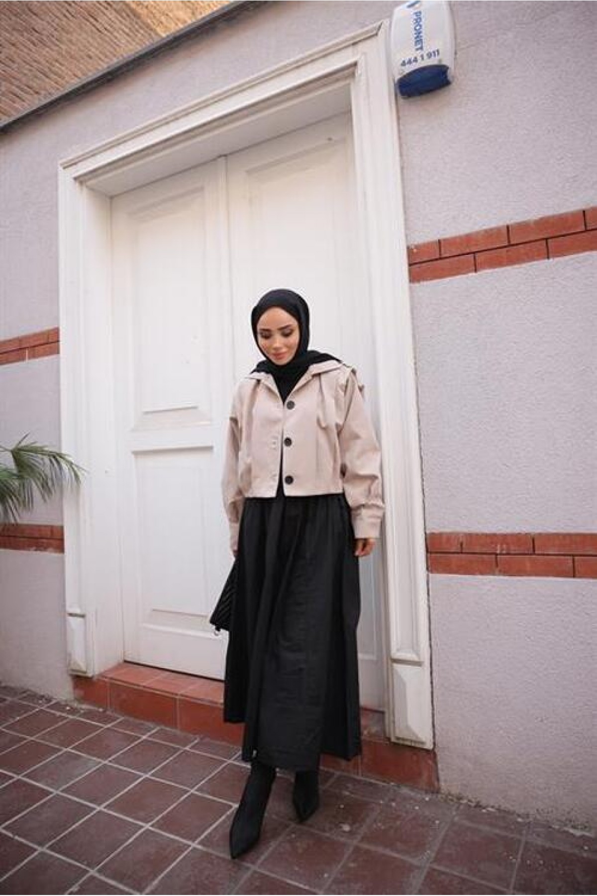 جاكيت بومبر قصير بأكمام واسعة وأزرار