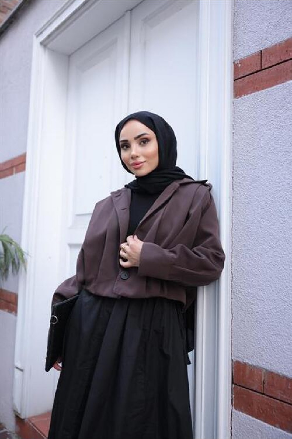 جاكيت بومبر قصير بأكمام واسعة وأزرار