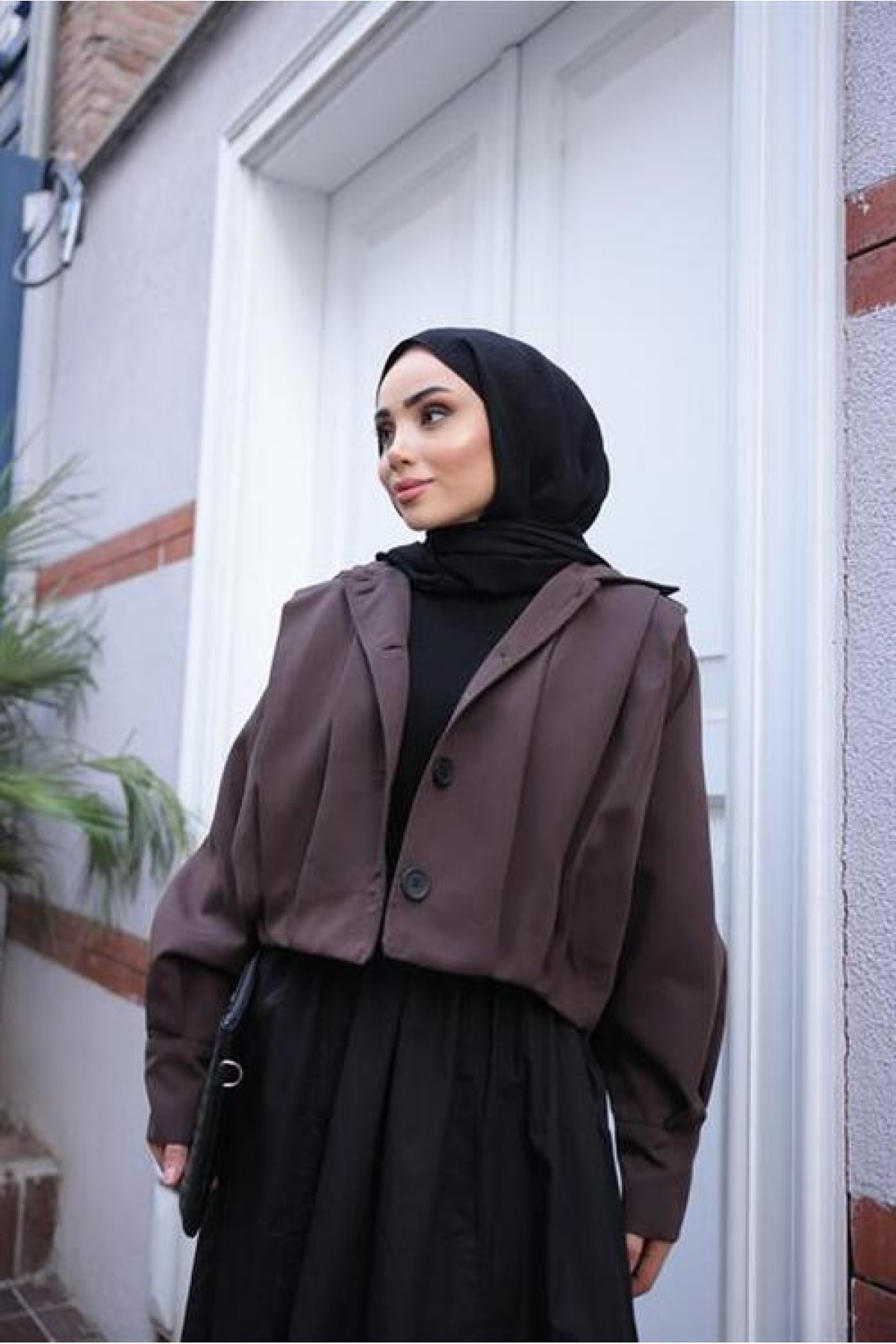 جاكيت بومبر قصير بأكمام واسعة وأزرار