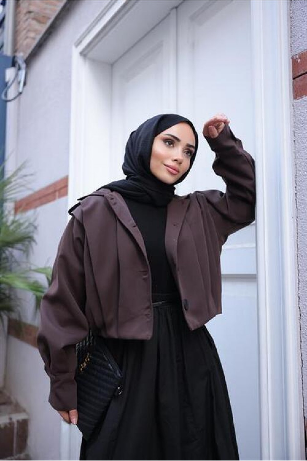 جاكيت بومبر قصير بأكمام واسعة وأزرار