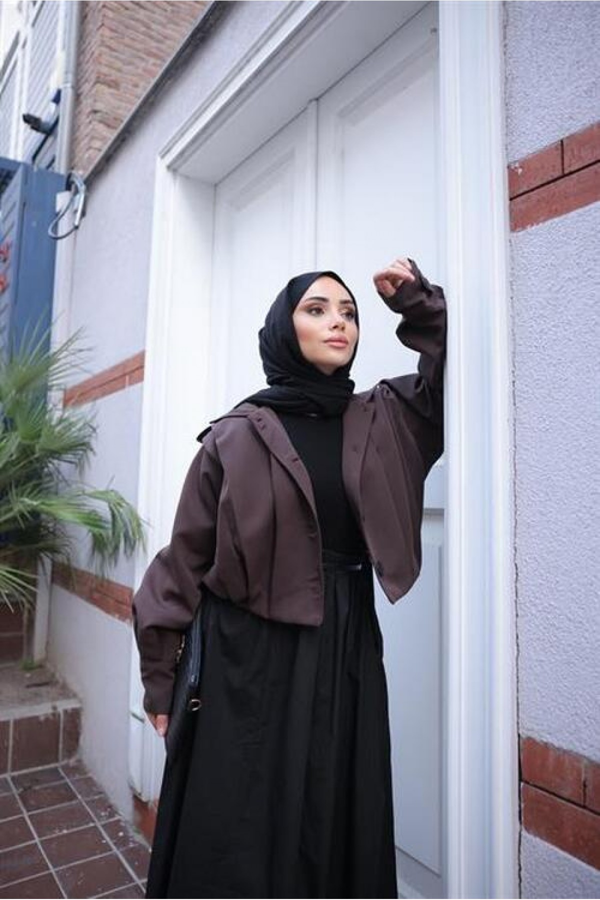 جاكيت بومبر قصير بأكمام واسعة وأزرار