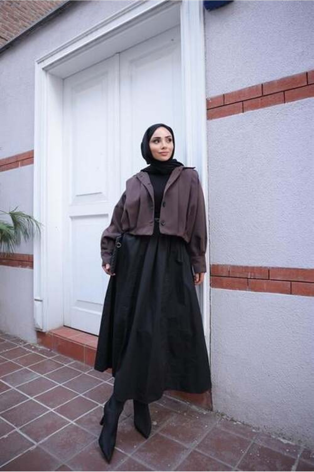 جاكيت بومبر قصير بأكمام واسعة وأزرار