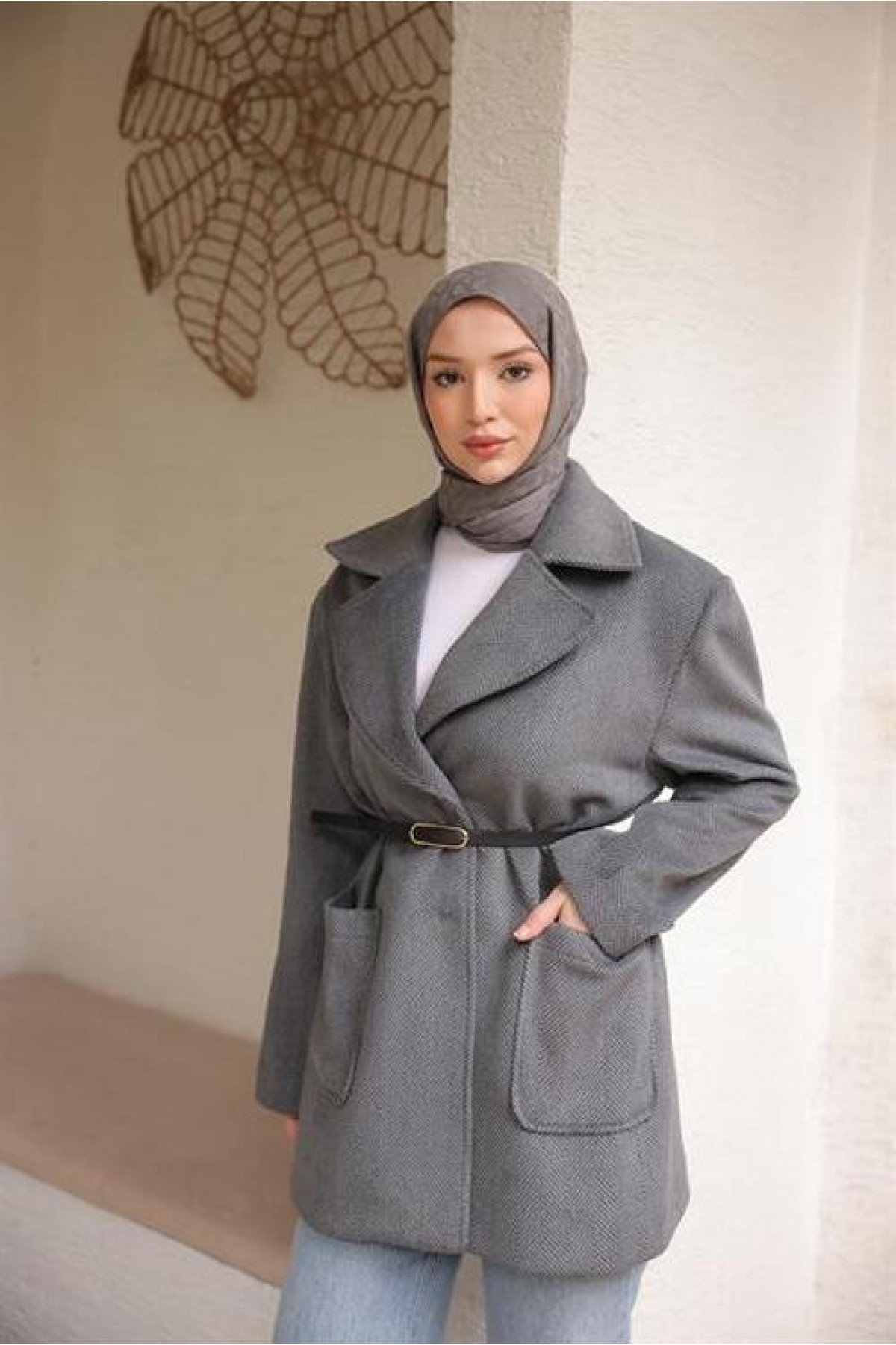 Short, belted, pocketed cashmere coat with collar.