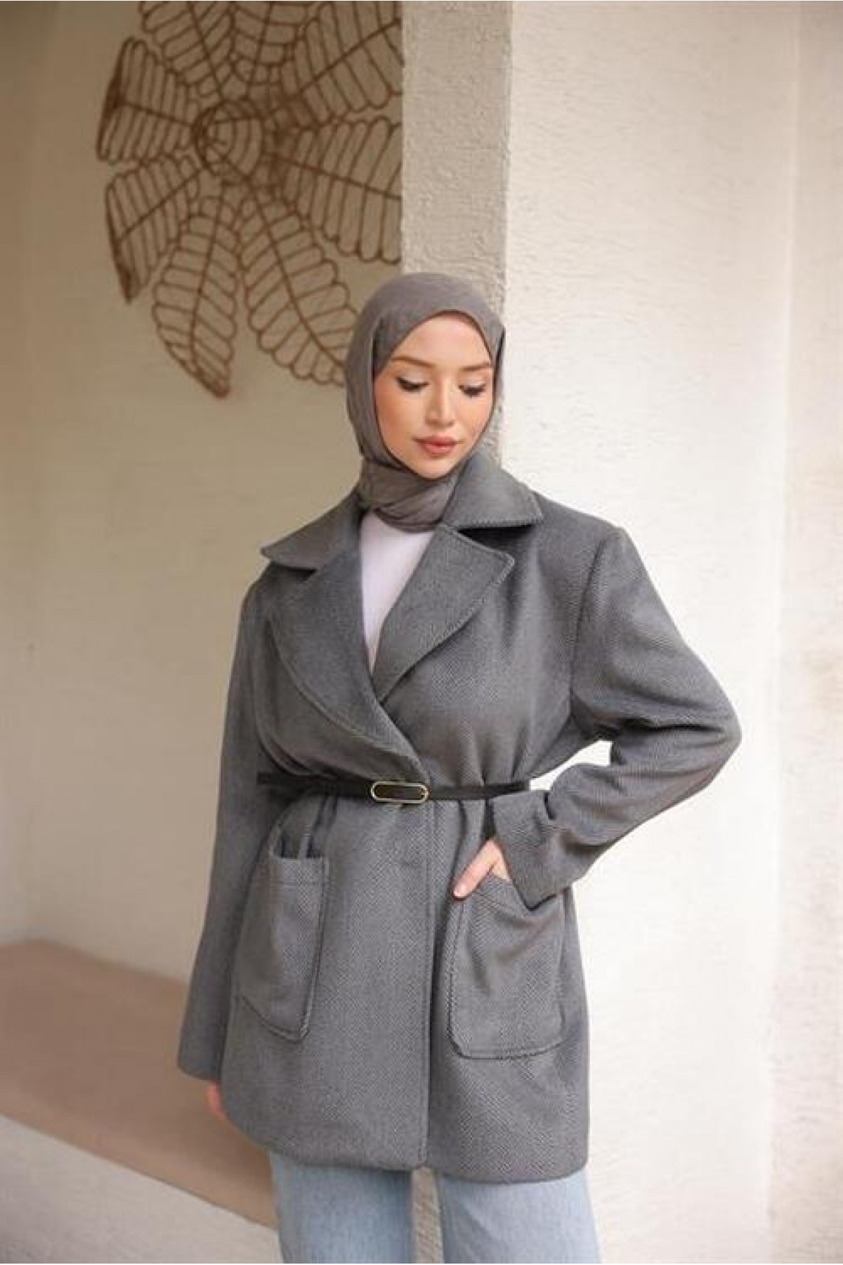 Short, belted, pocketed cashmere coat with collar.
