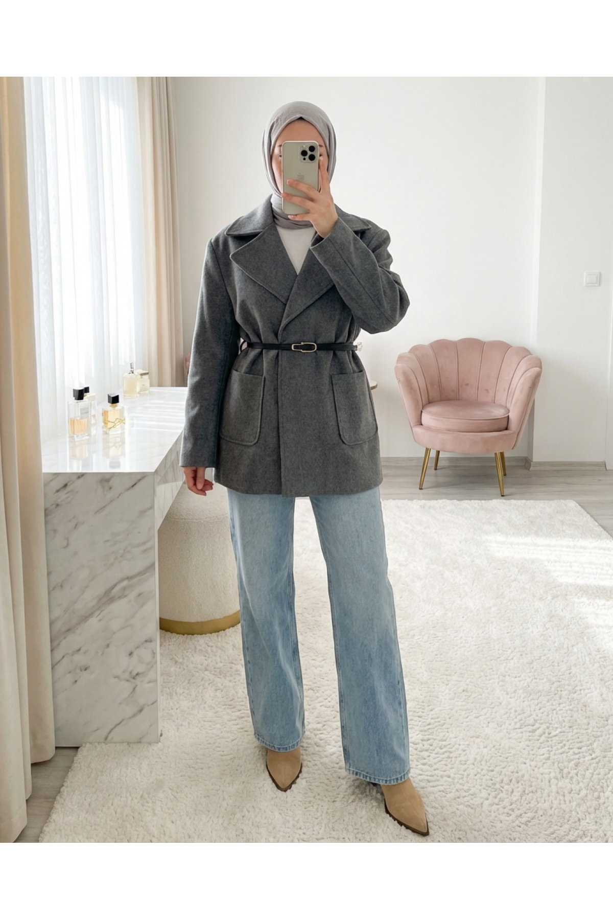 Short, belted, pocketed cashmere coat with collar.