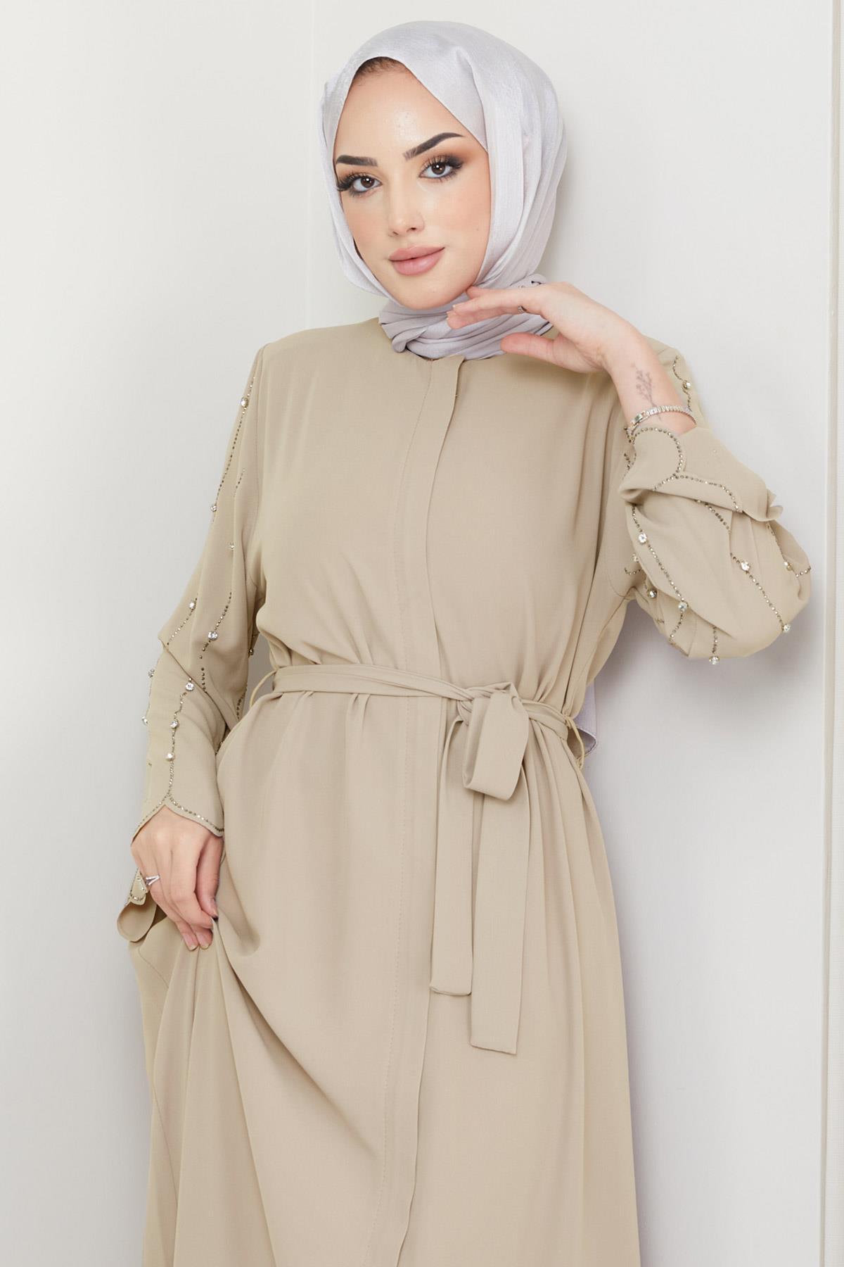 عباية بيج مزينة بأكمام مزينة وفتحة أزرار مخفية HM2152