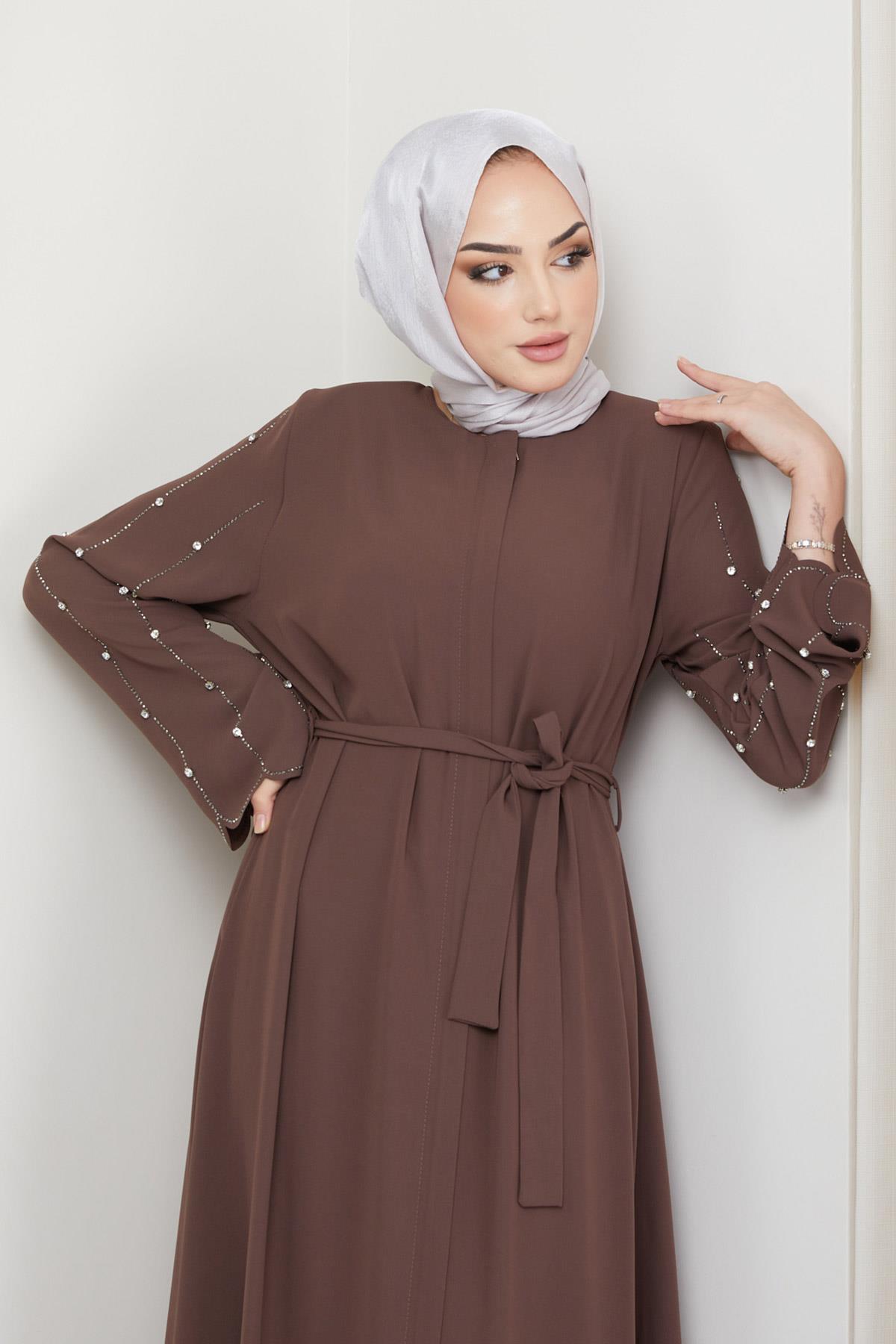 عباية بنية اللون بأكمام مزينة بالأحجار وفتحة مخفية